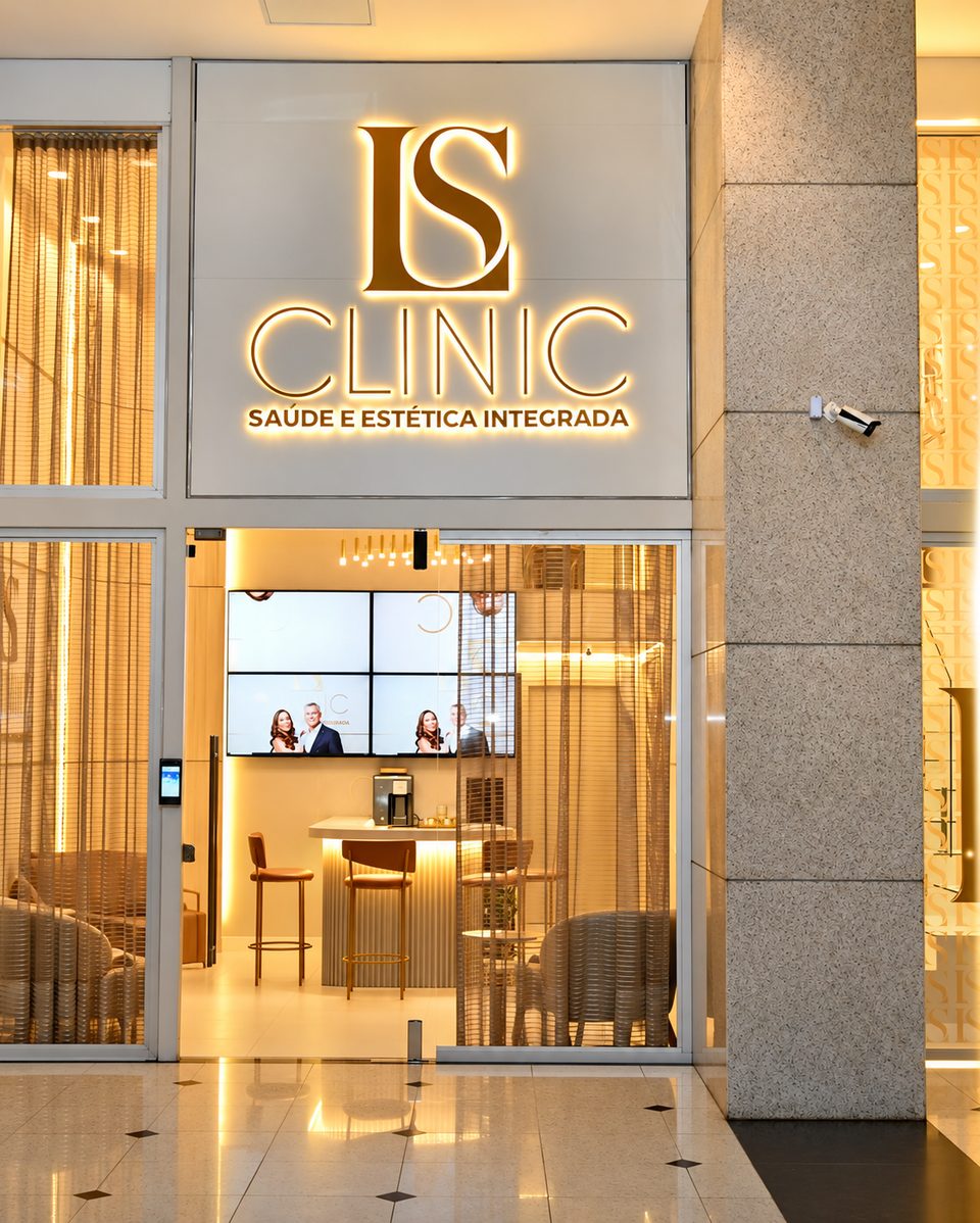 Fachada da LS Clinic, com a recepção iluminada ao fundo