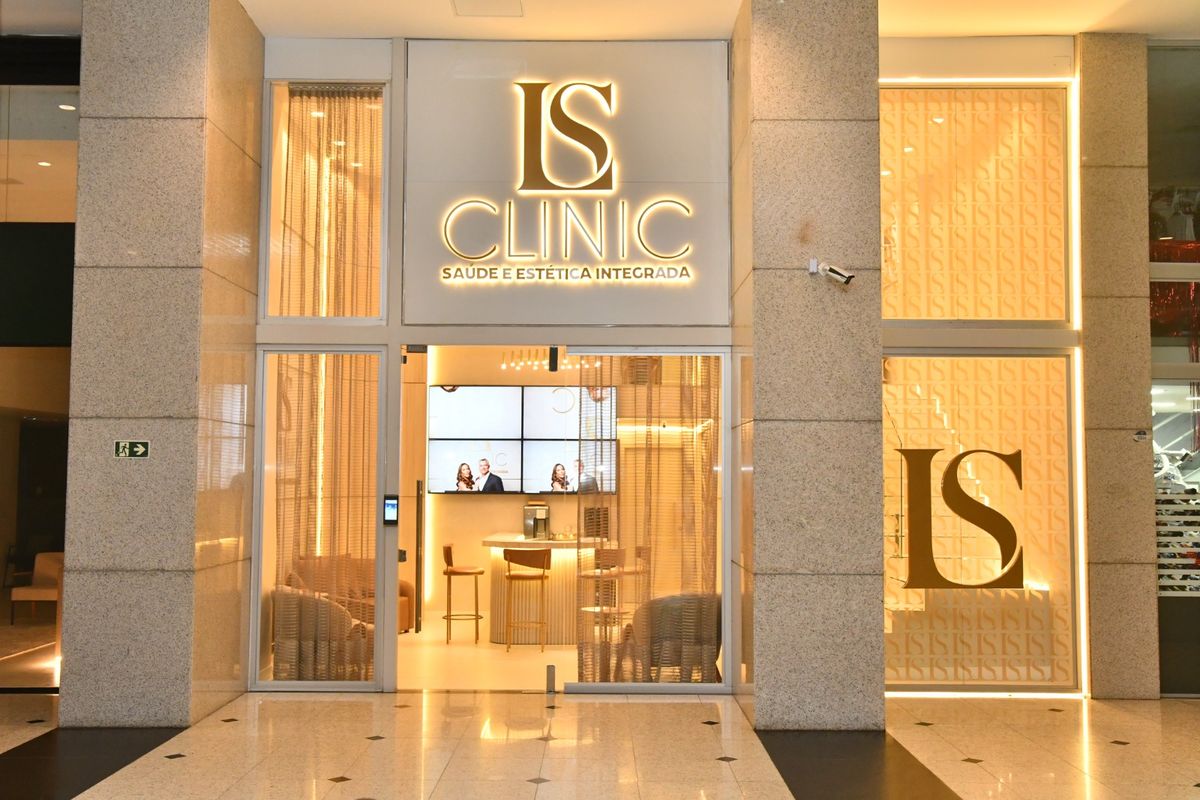 Fachada iluminada da LS Clinic