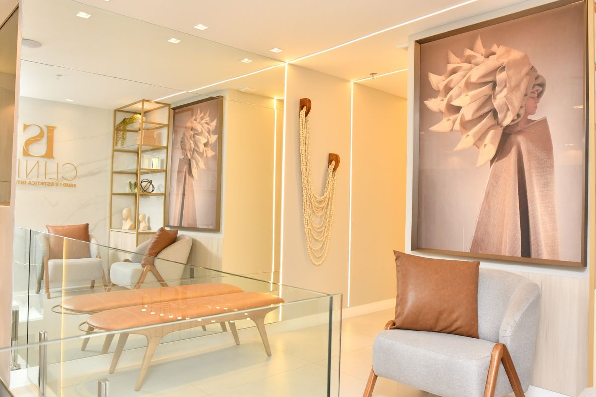 Hall com quadros e poltrona